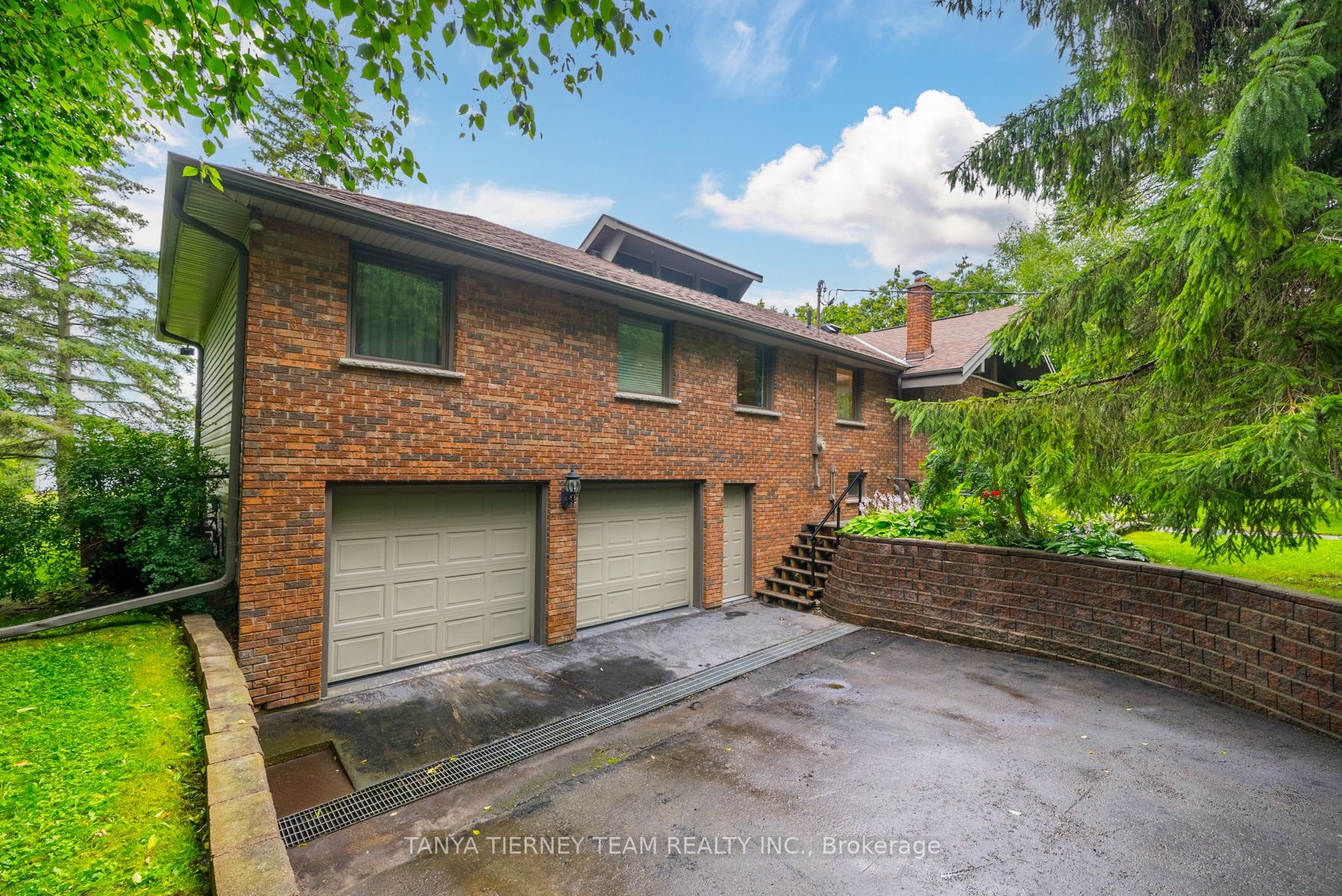 228 Summit Dr