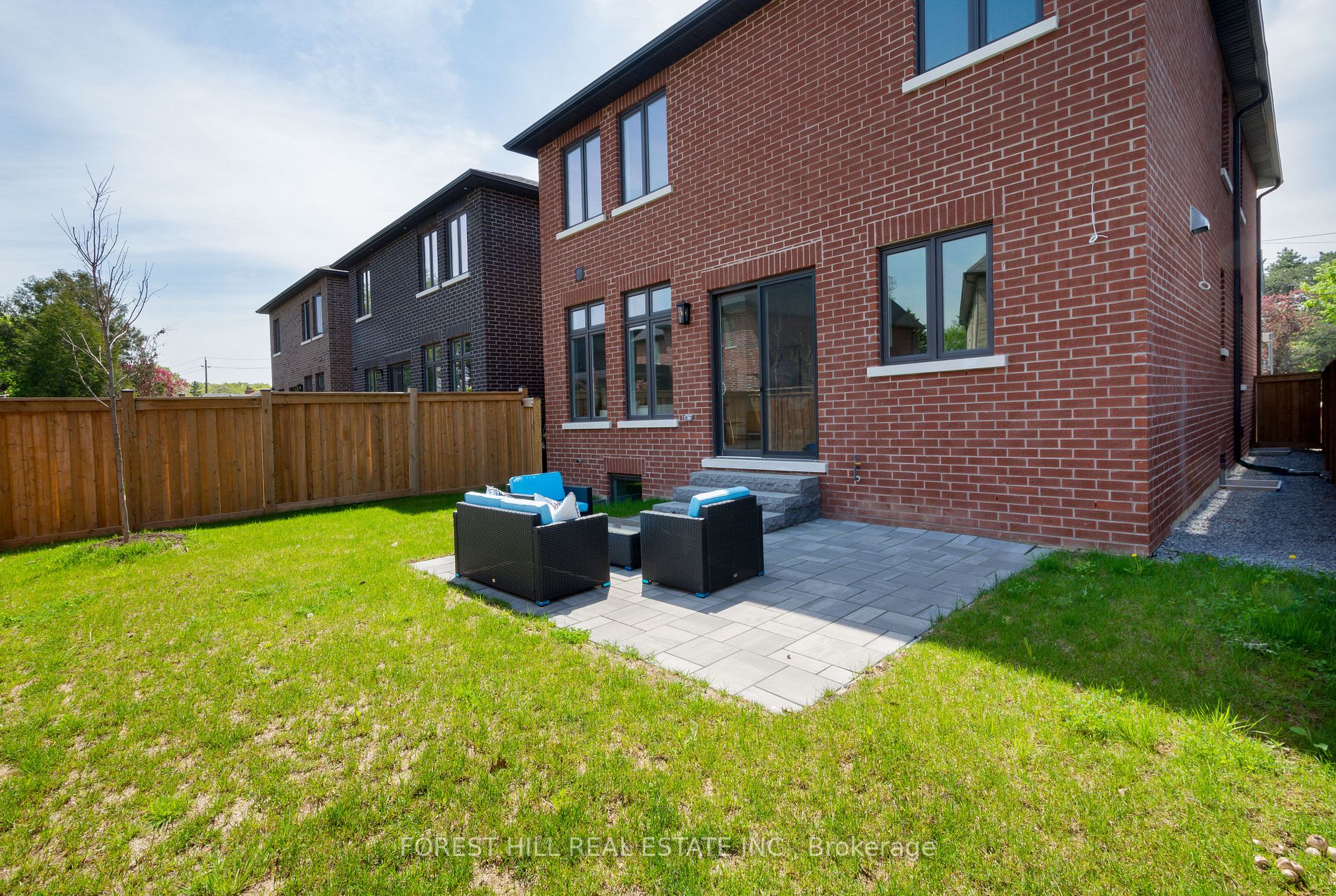 2536 St Clair Ave E