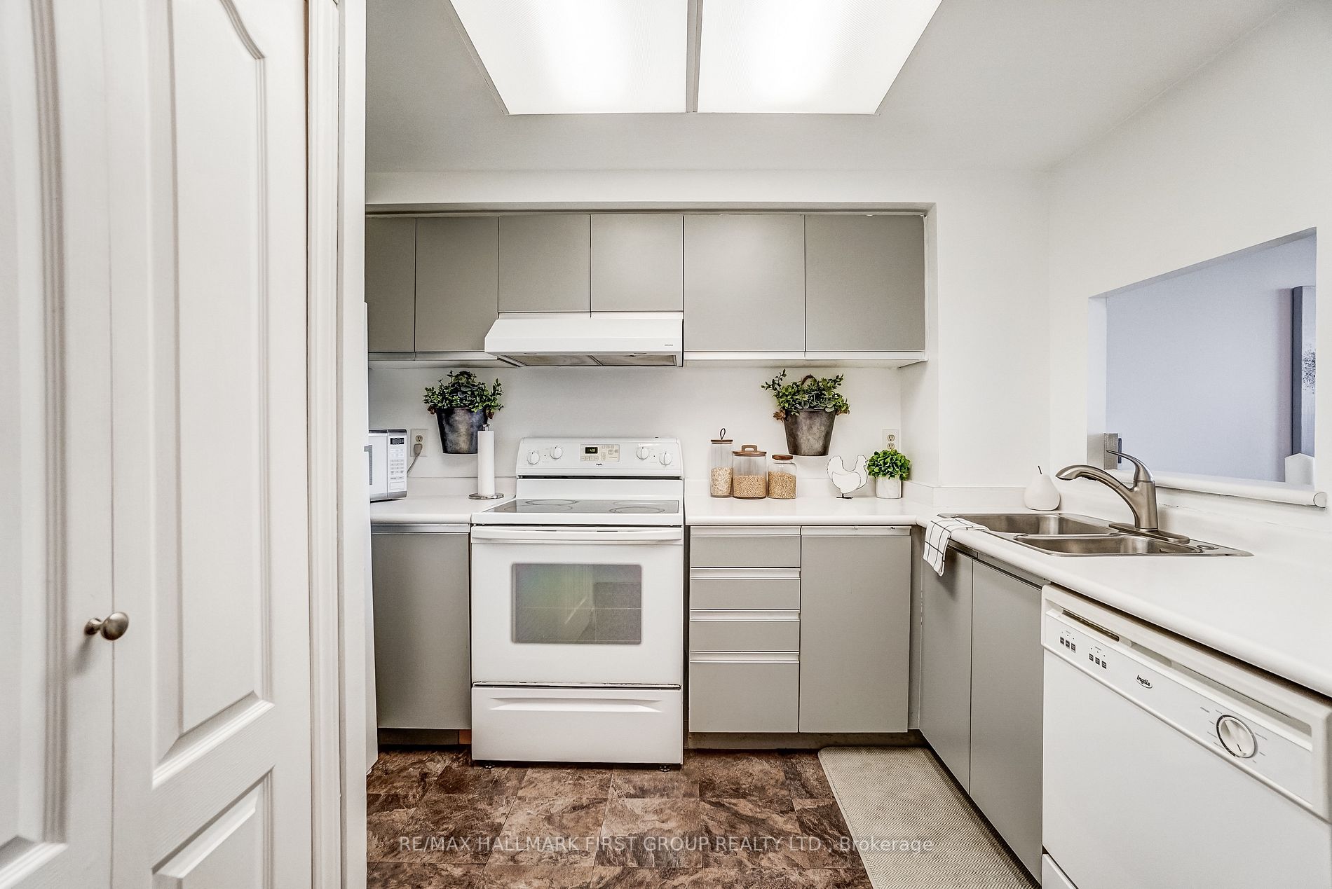 711 Rossland Rd, #501