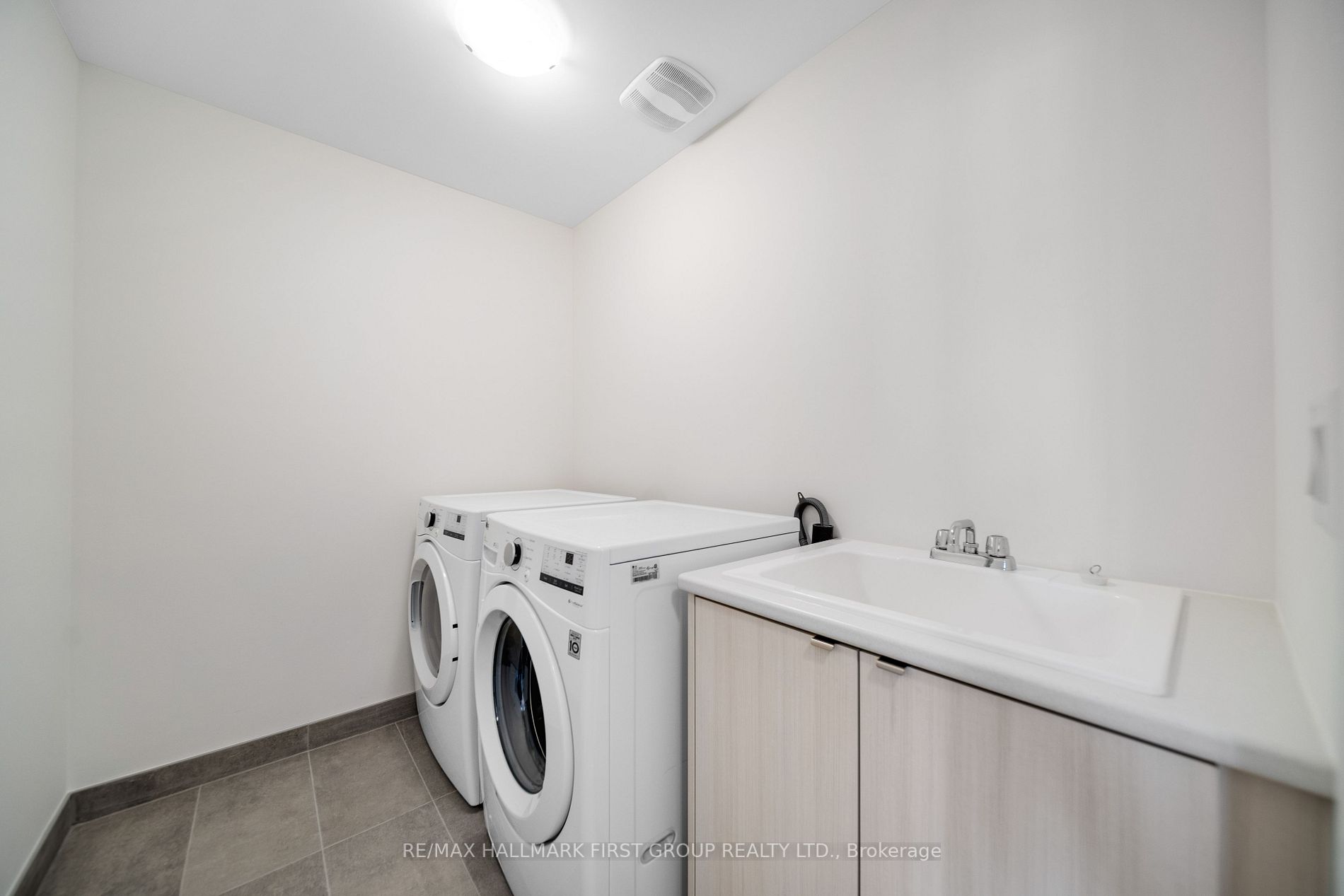 24 Floodgate Rd