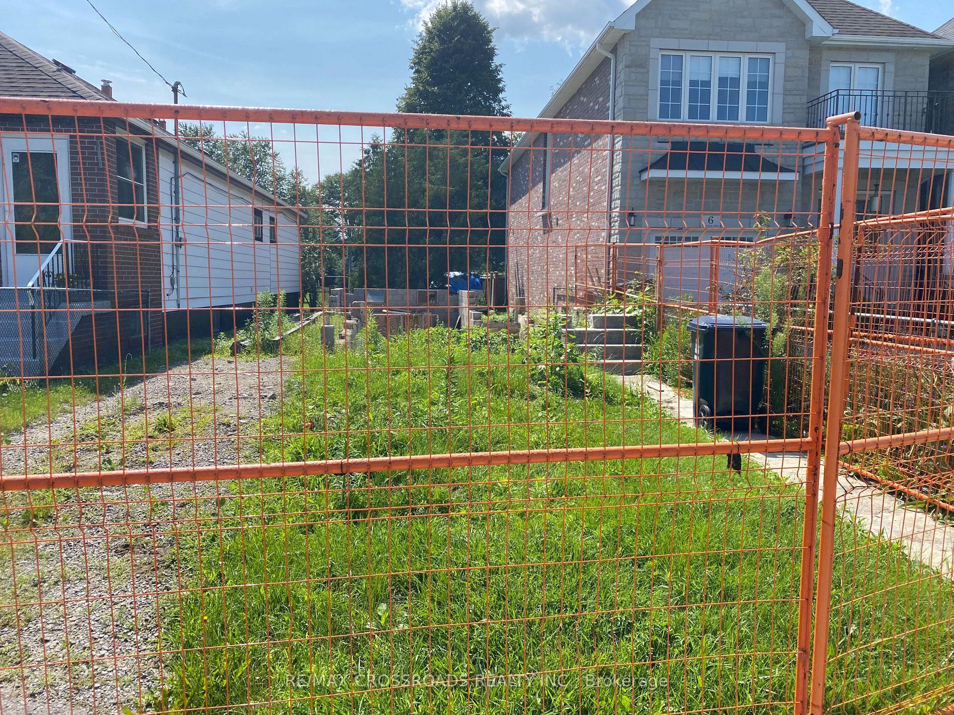 4 Leyton Ave
