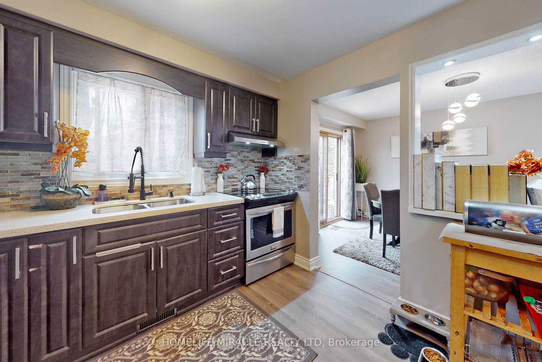 310 Bristol Cres E
