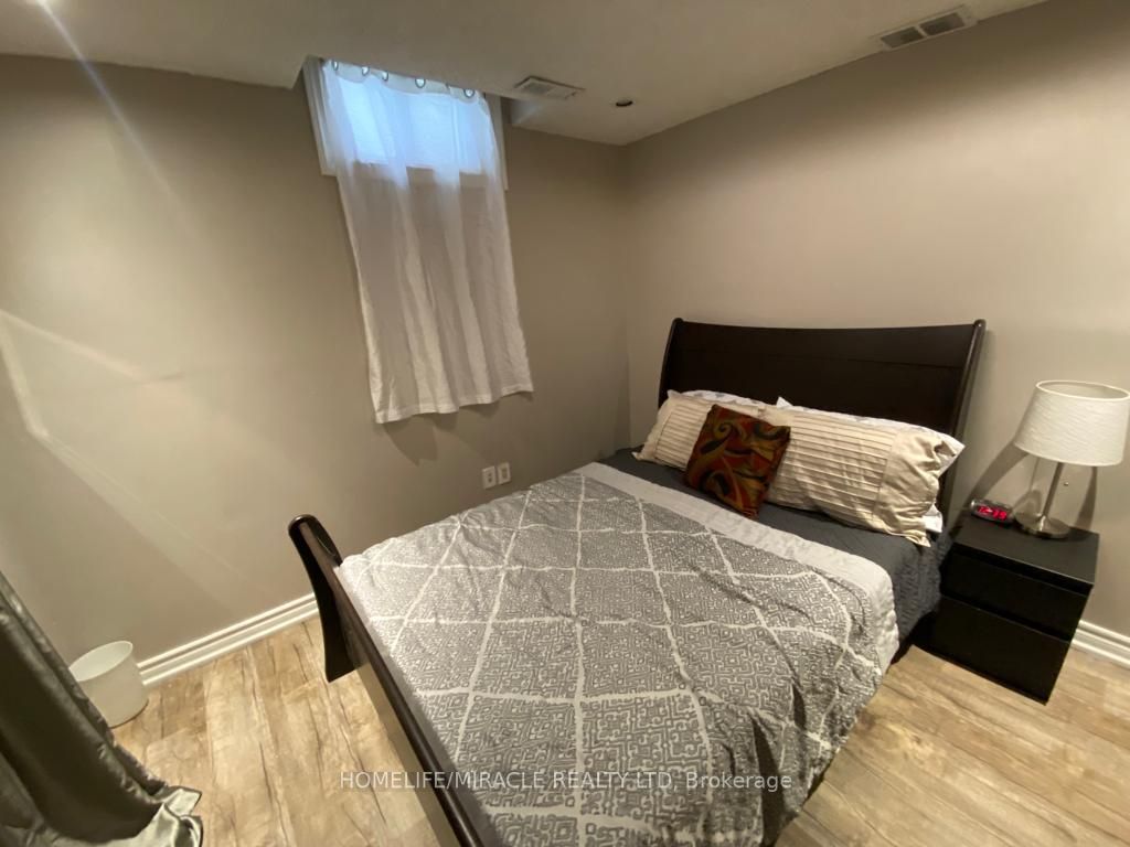 310 Bristol Cres E