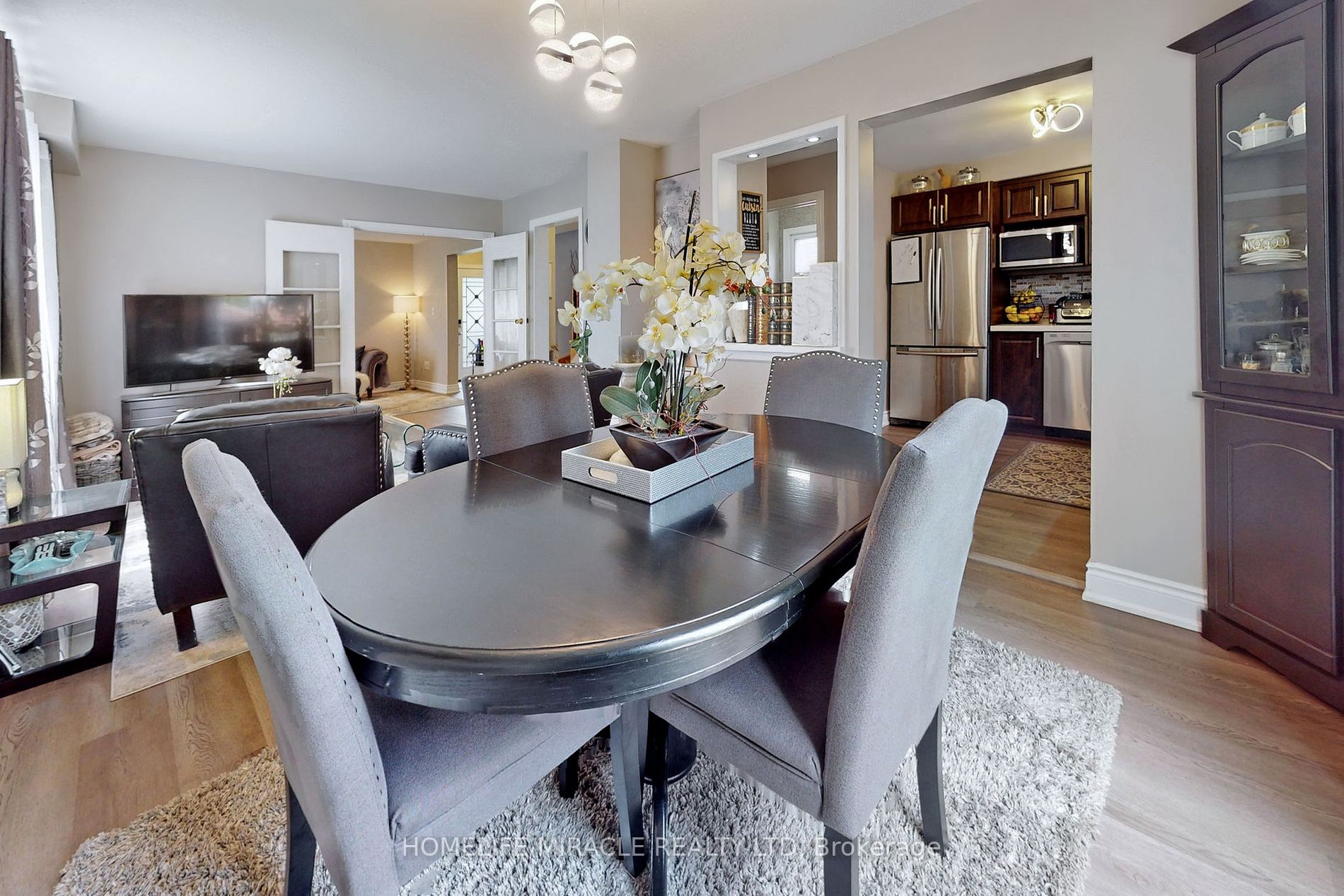 310 Bristol Cres E