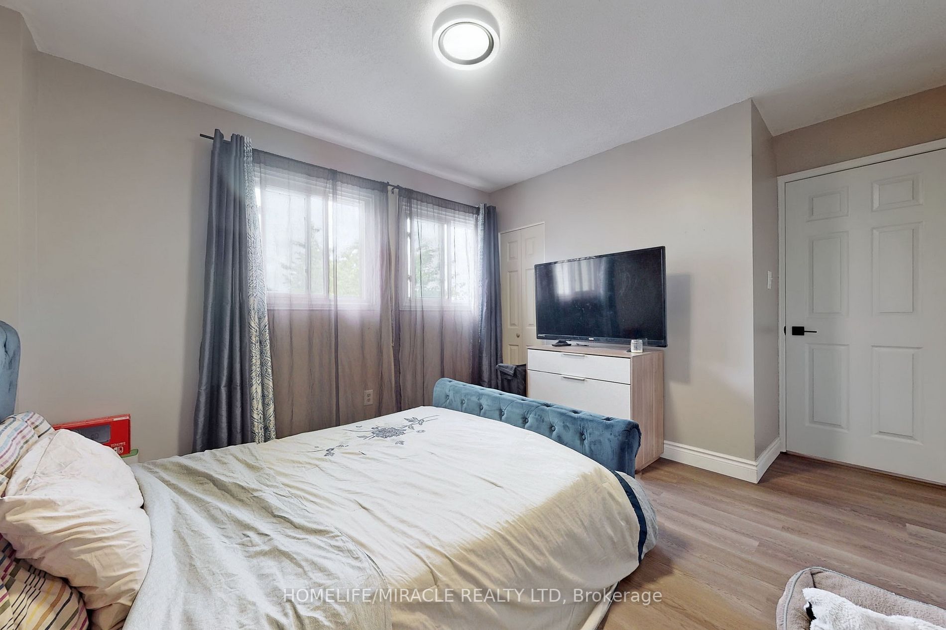 310 Bristol Cres E