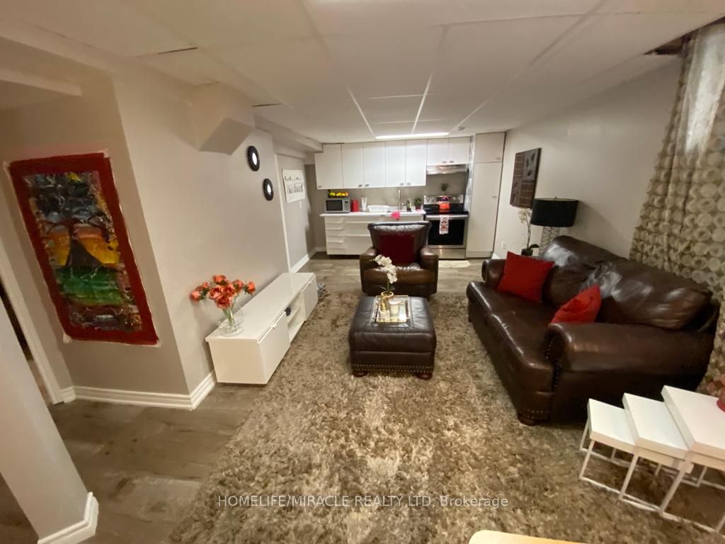 310 Bristol Cres E