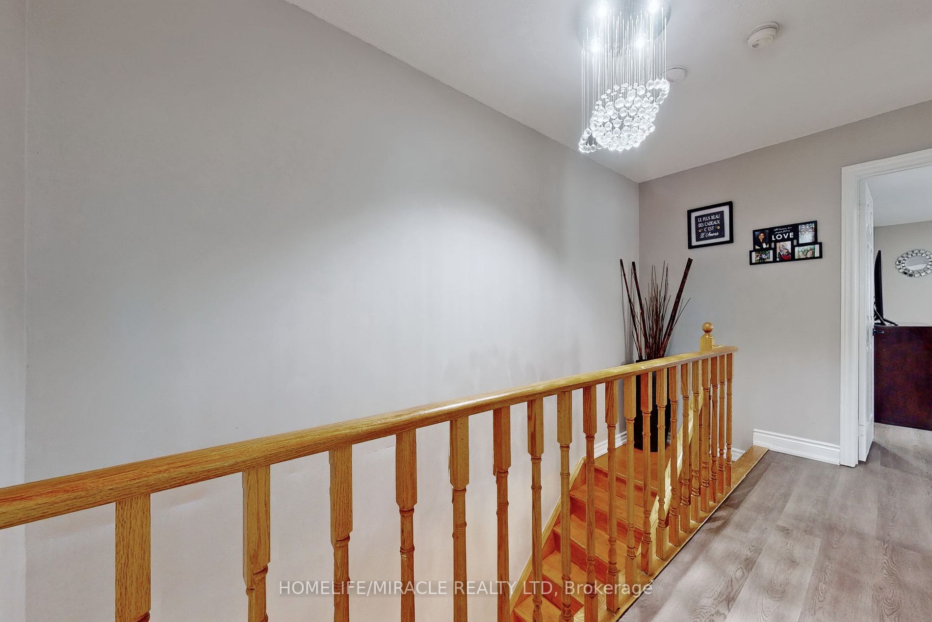 310 Bristol Cres E