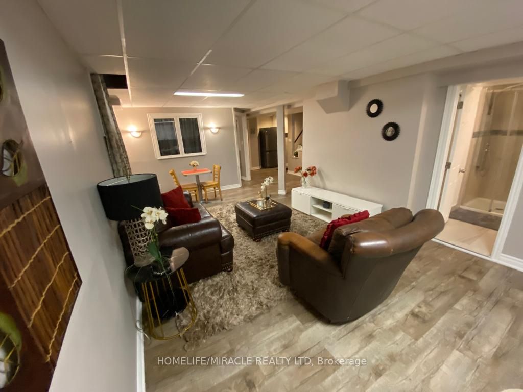 310 Bristol Cres E