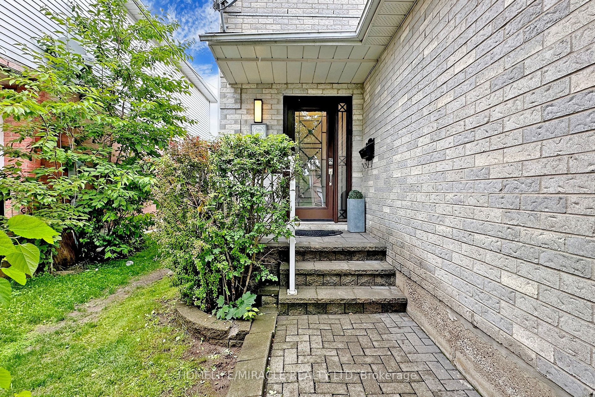 310 Bristol Cres E