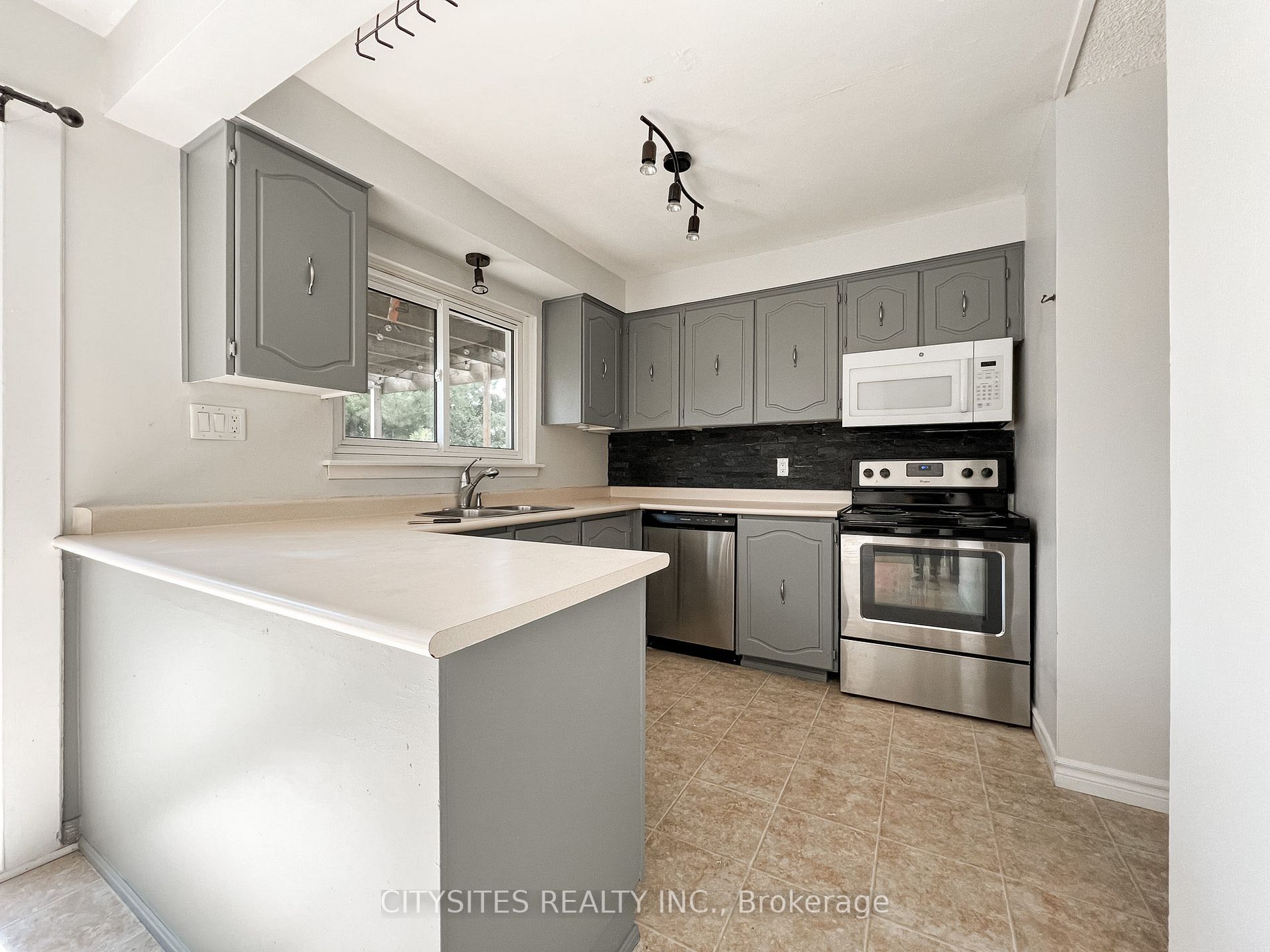 1398 Tampa Cres