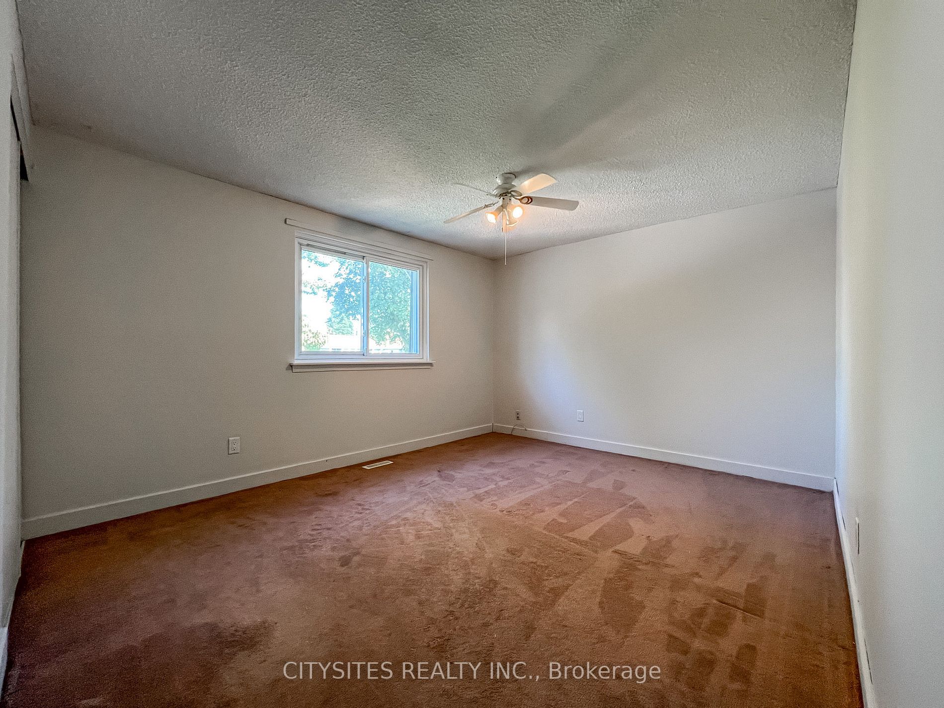 1398 Tampa Cres