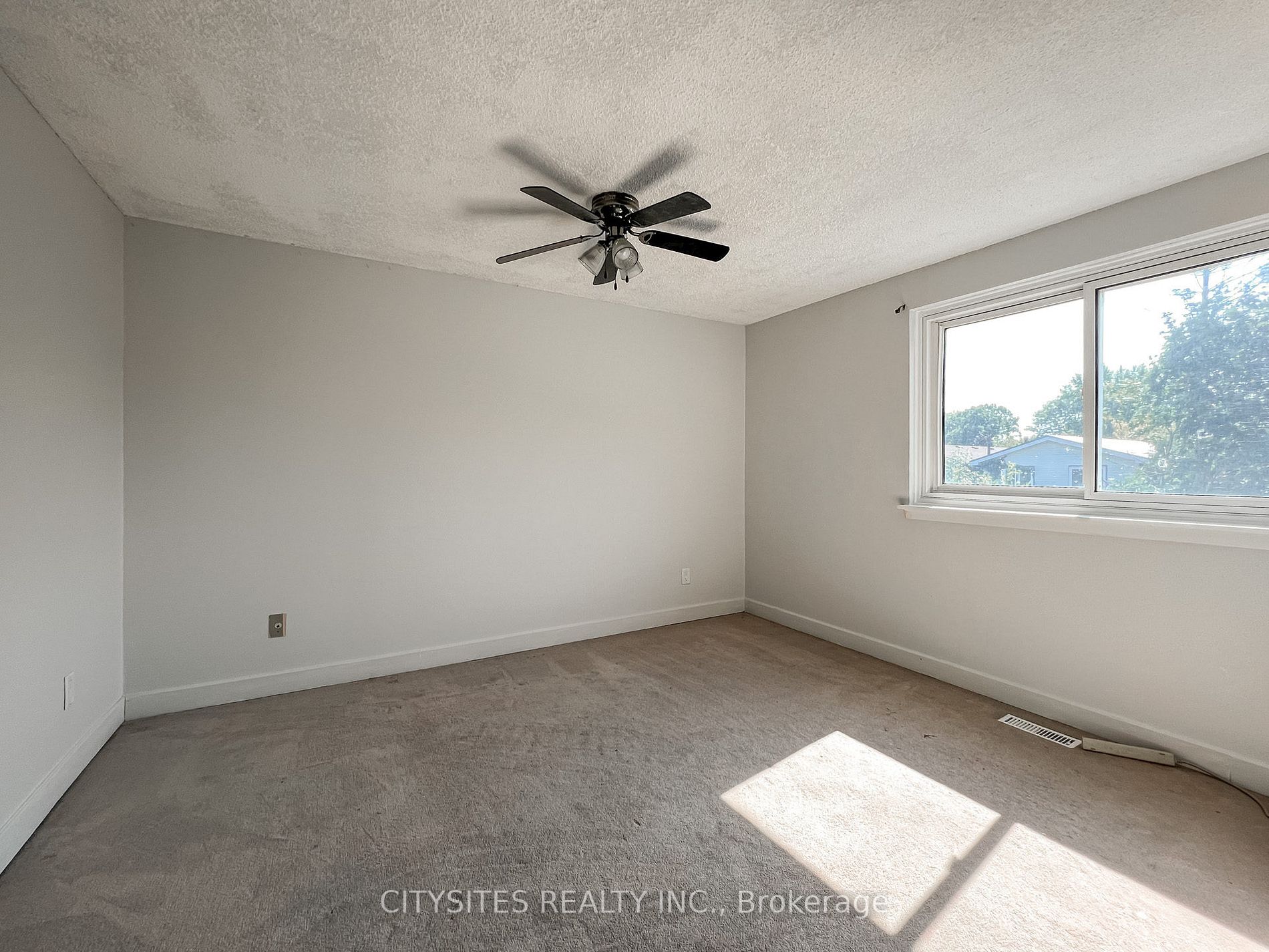 1398 Tampa Cres