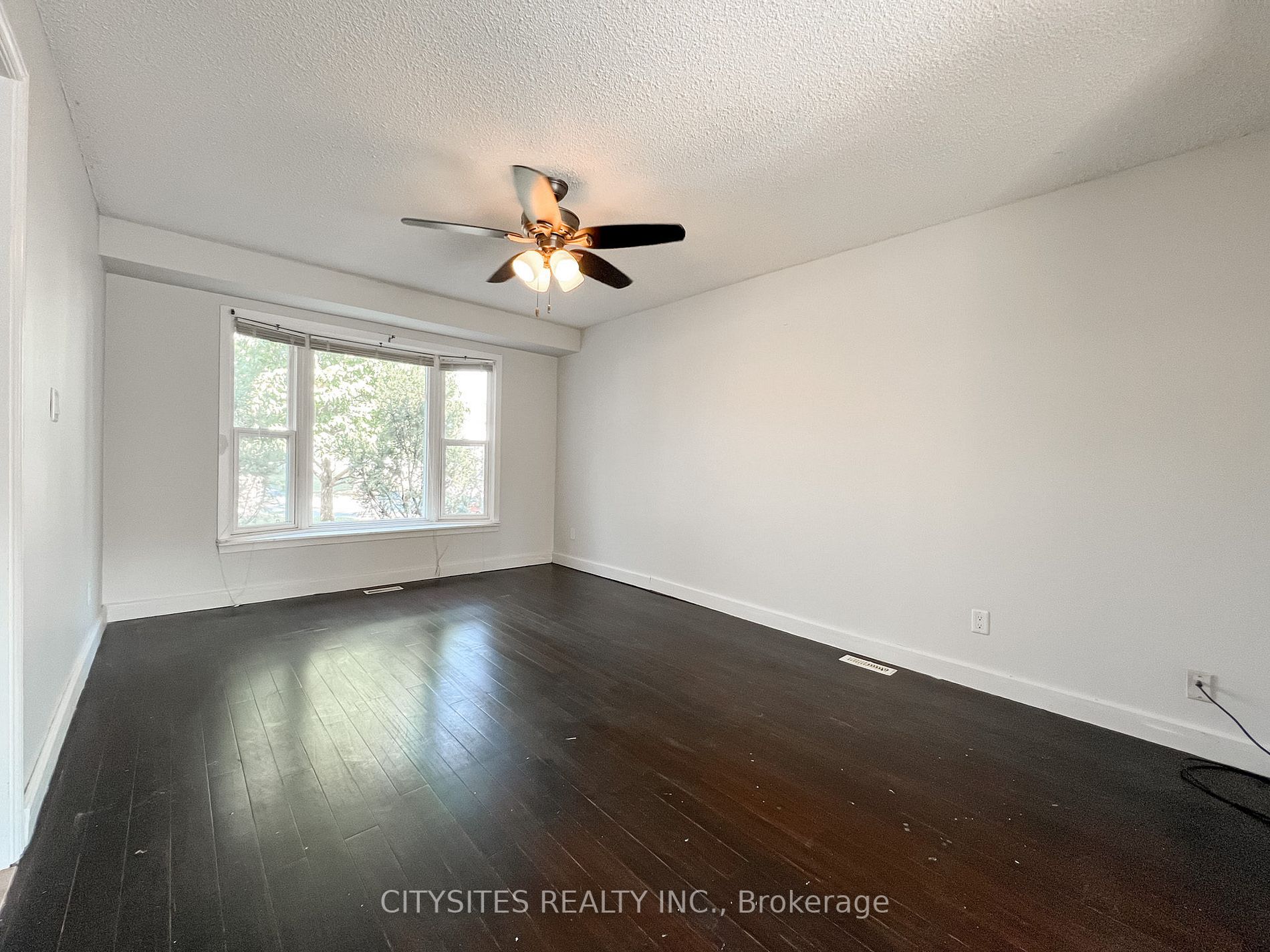 1398 Tampa Cres