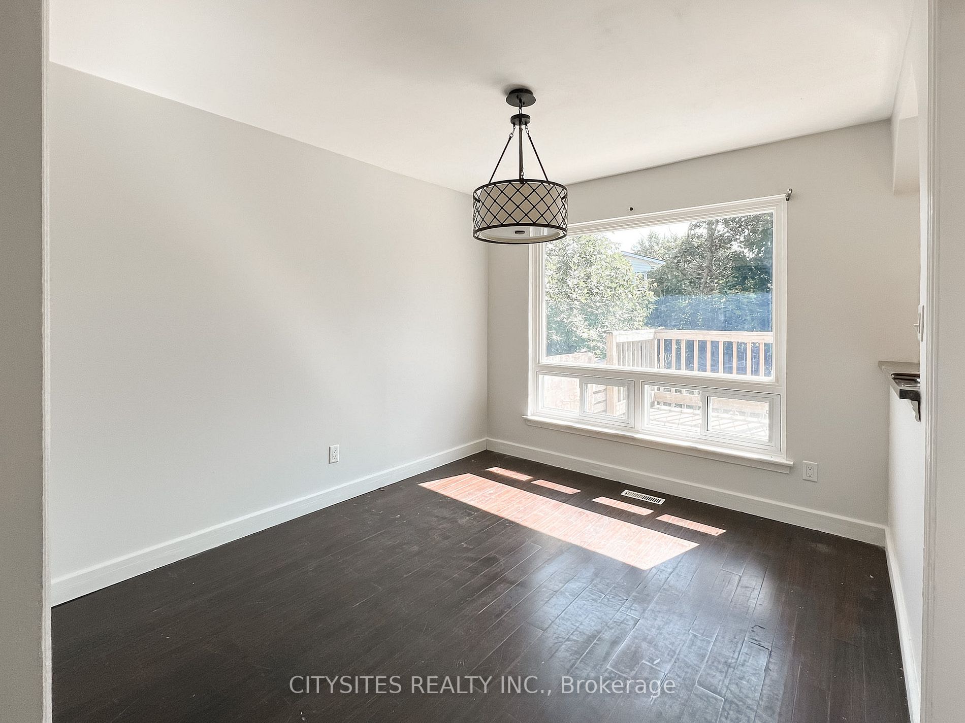 1398 Tampa Cres