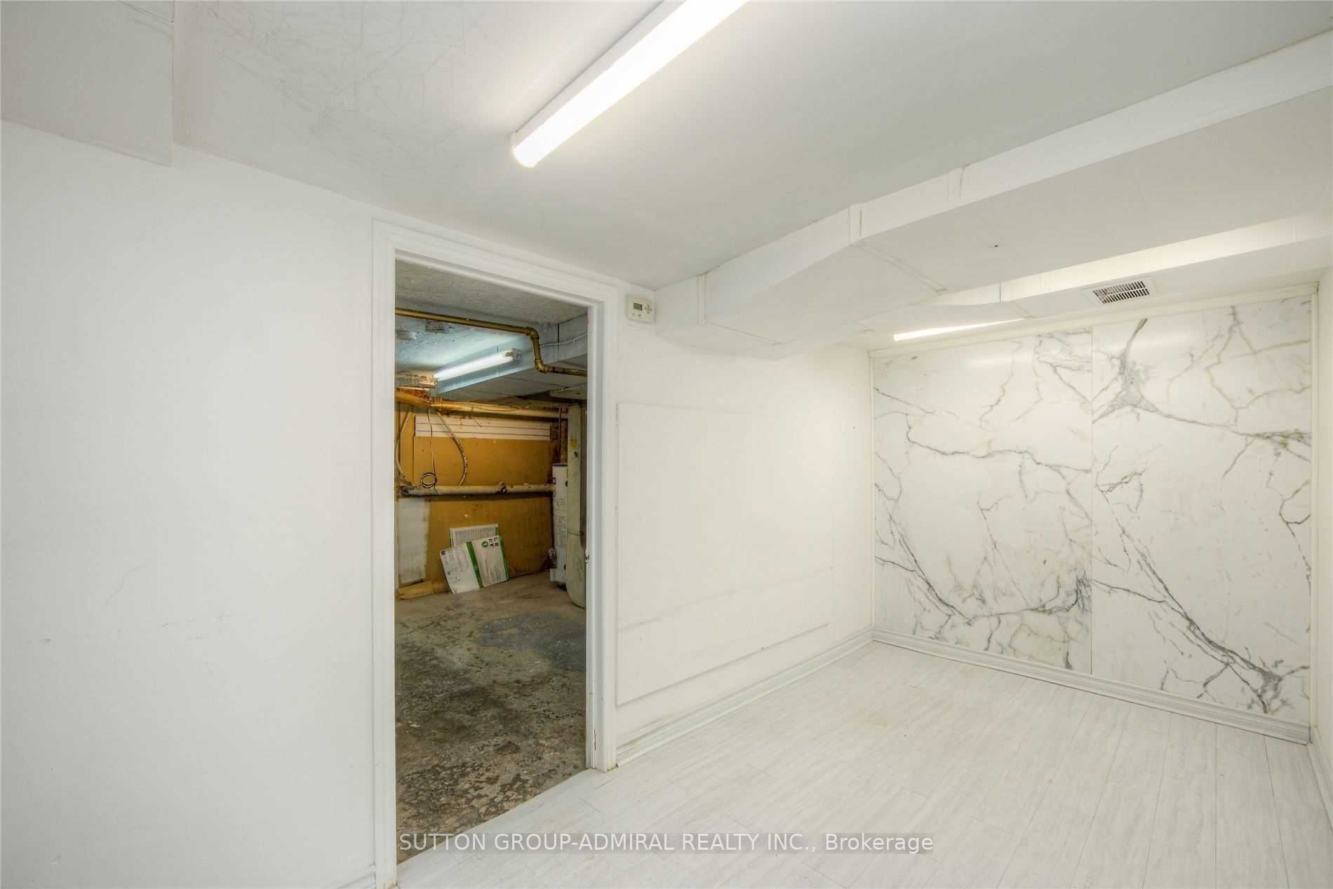 1932 Queen St E