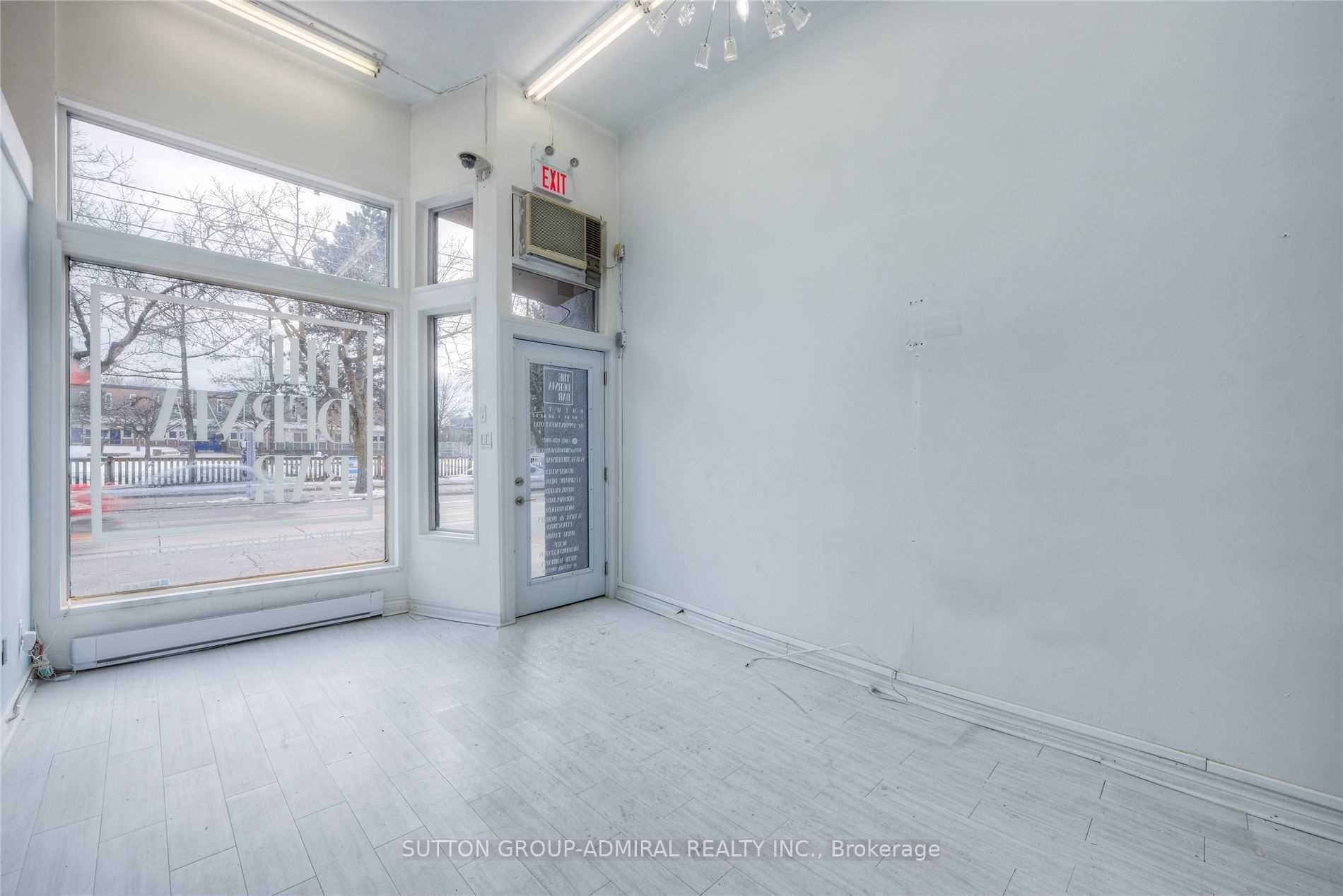1932 Queen St E
