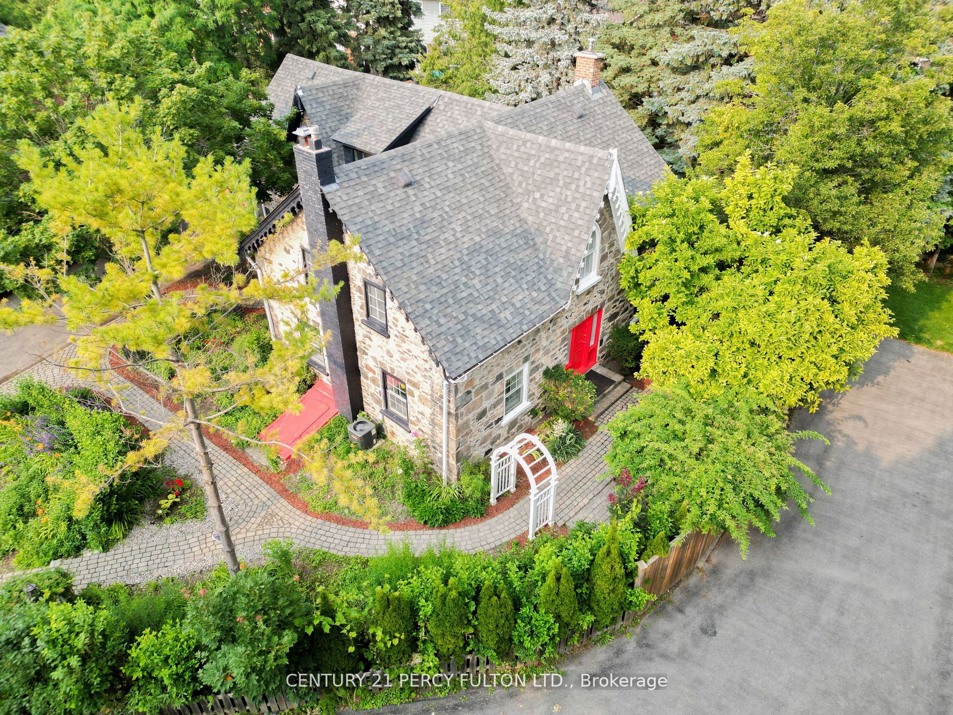 2319 Wildwood Cres