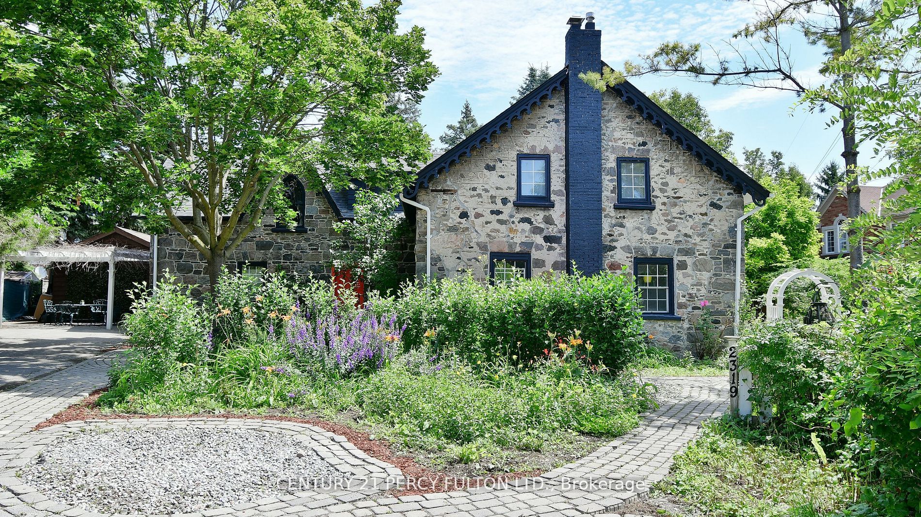 2319 Wildwood Cres