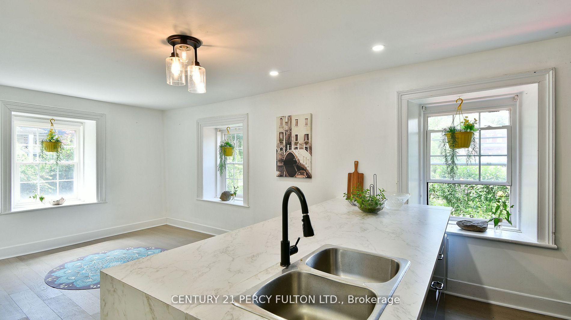2319 Wildwood Cres