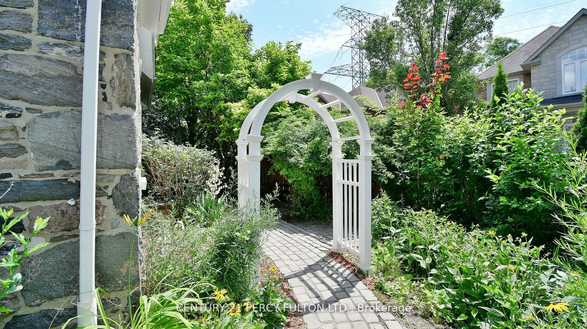 2319 Wildwood Cres