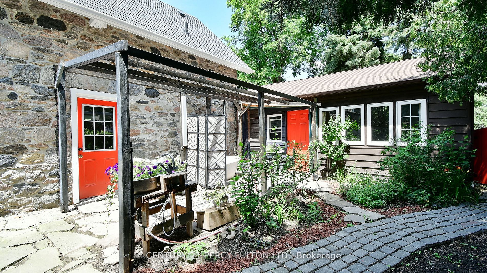 2319 Wildwood Cres