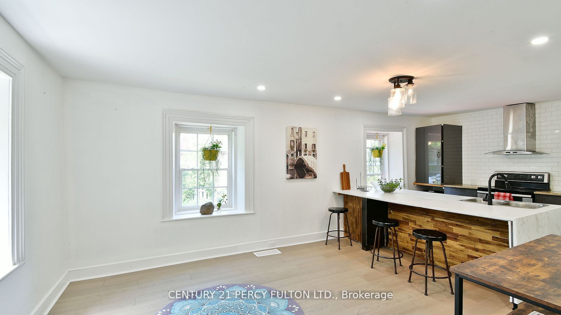 2319 Wildwood Cres