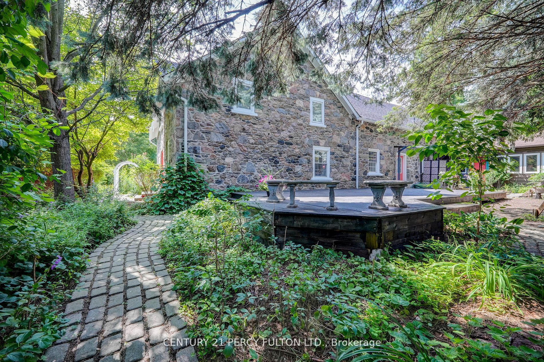 2319 Wildwood Cres