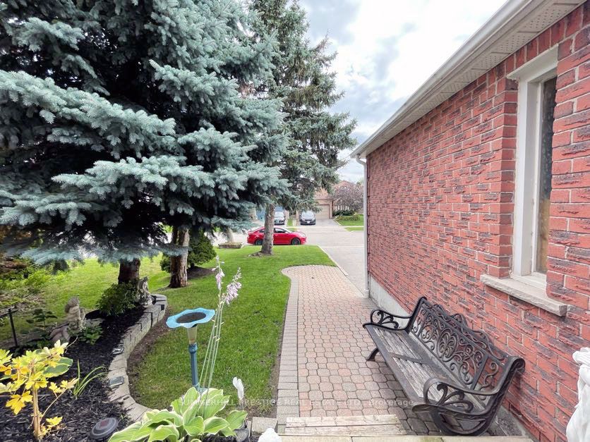 6 Gurr Crescent