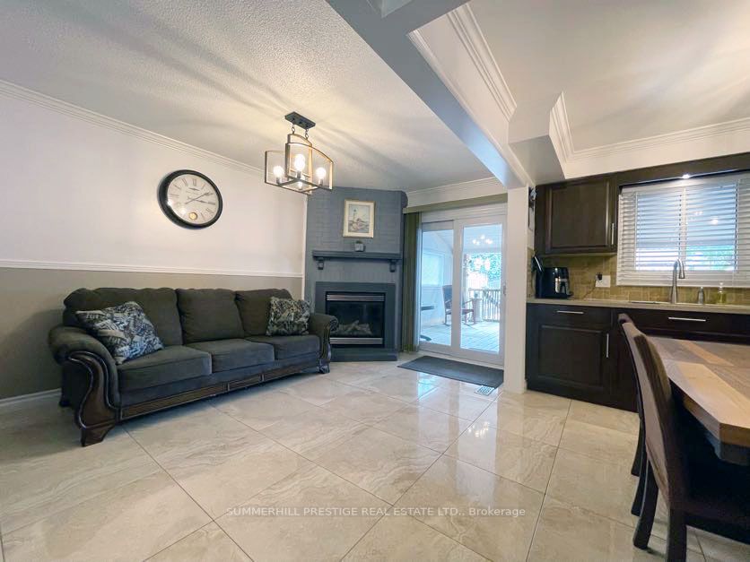 6 Gurr Crescent