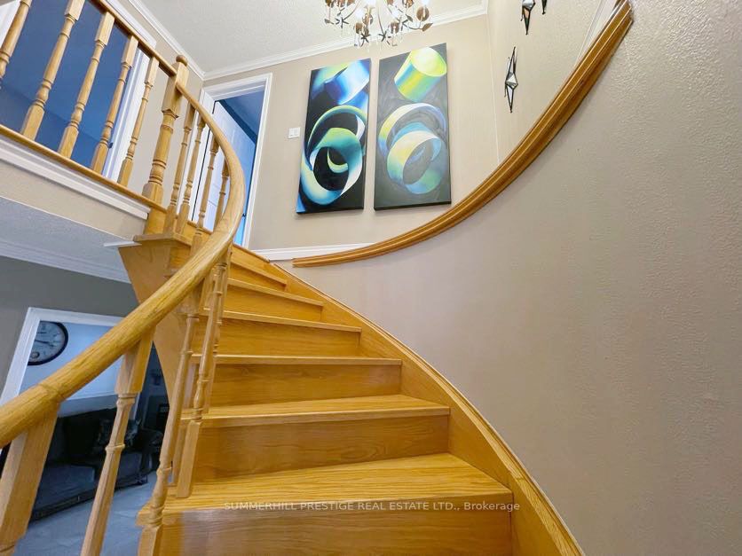 6 Gurr Crescent