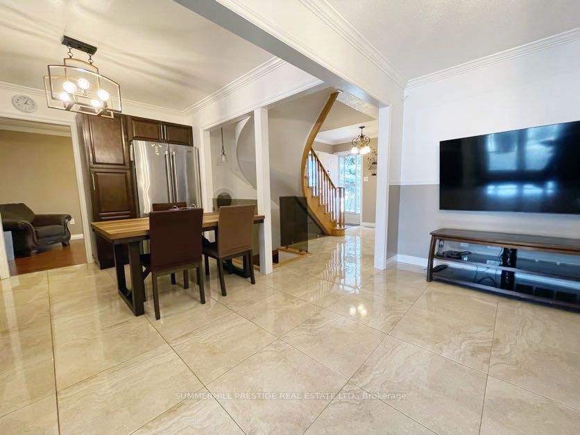 6 Gurr Crescent