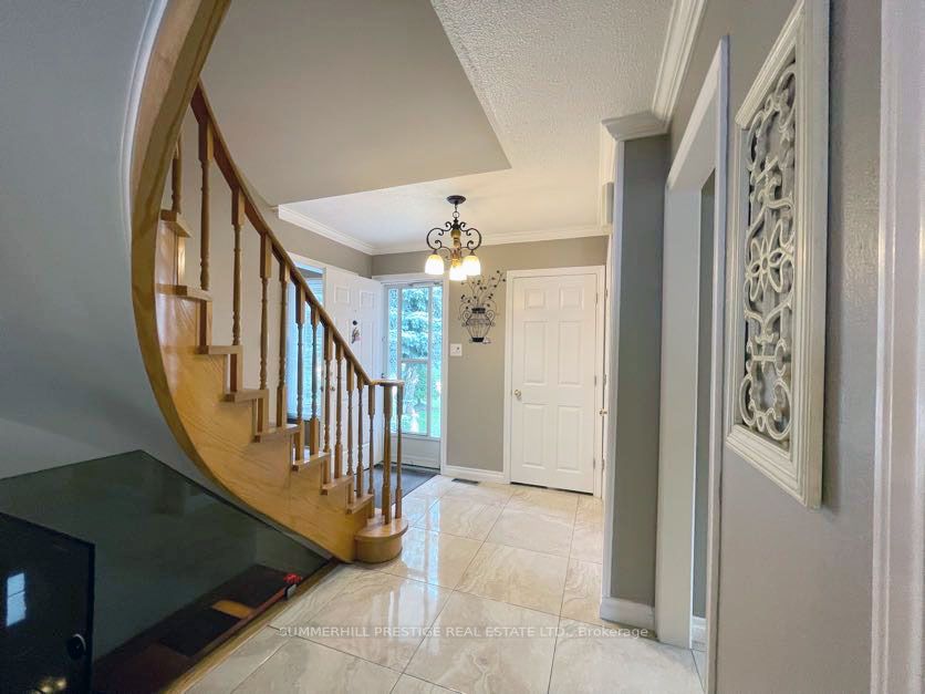 6 Gurr Crescent
