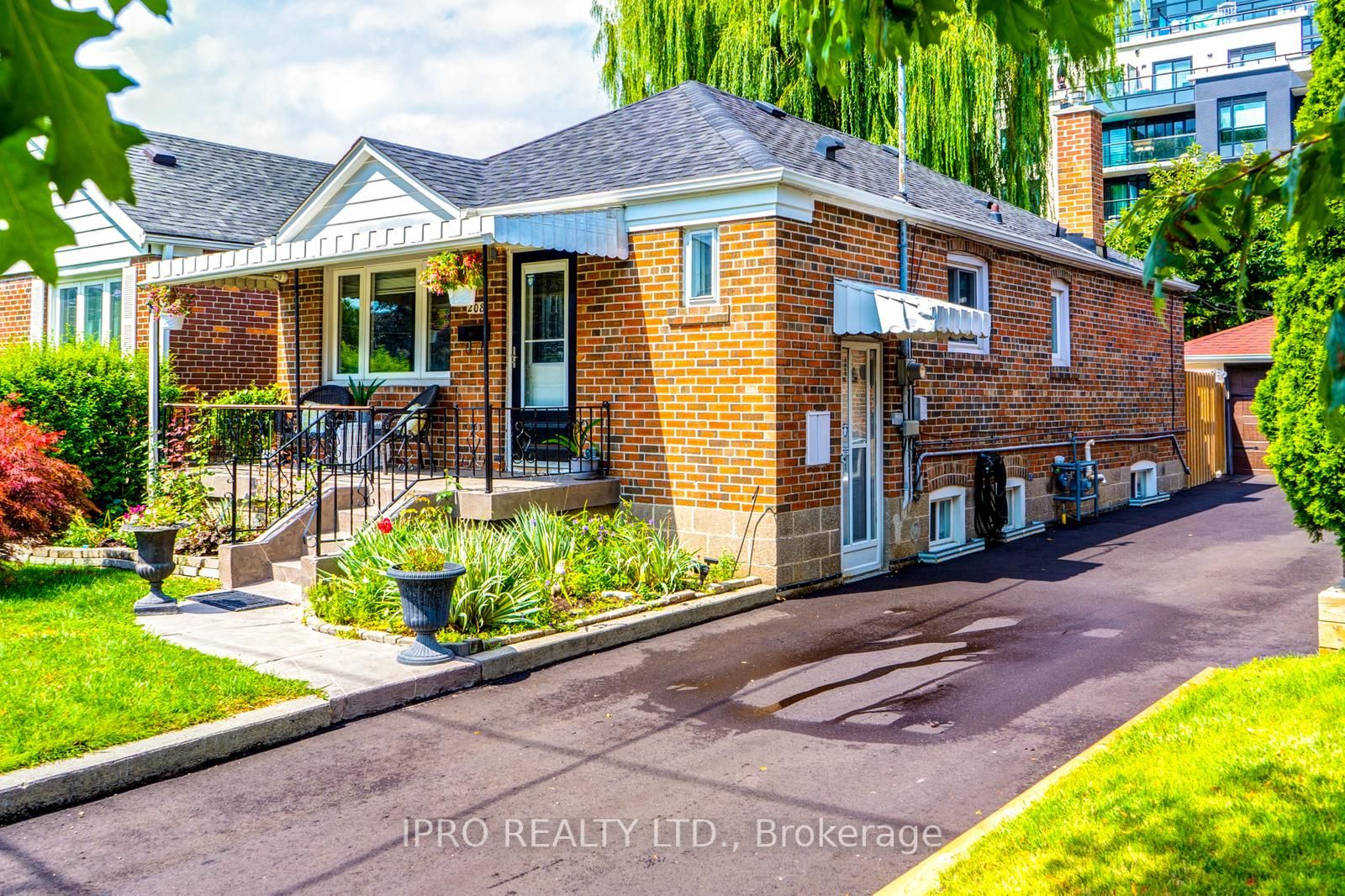 208 Westview Blvd