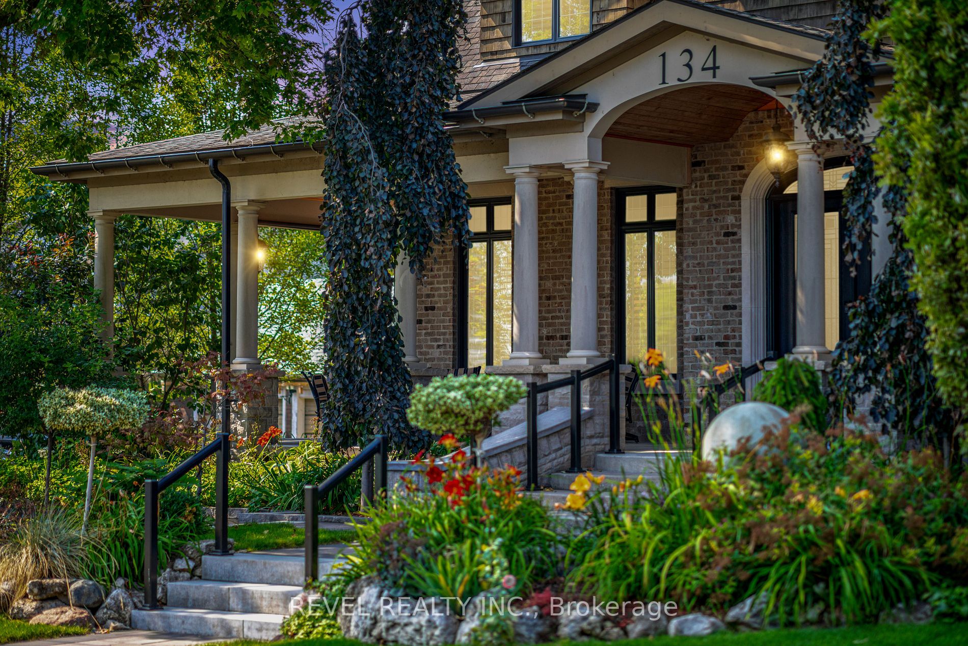 134 Front Street E