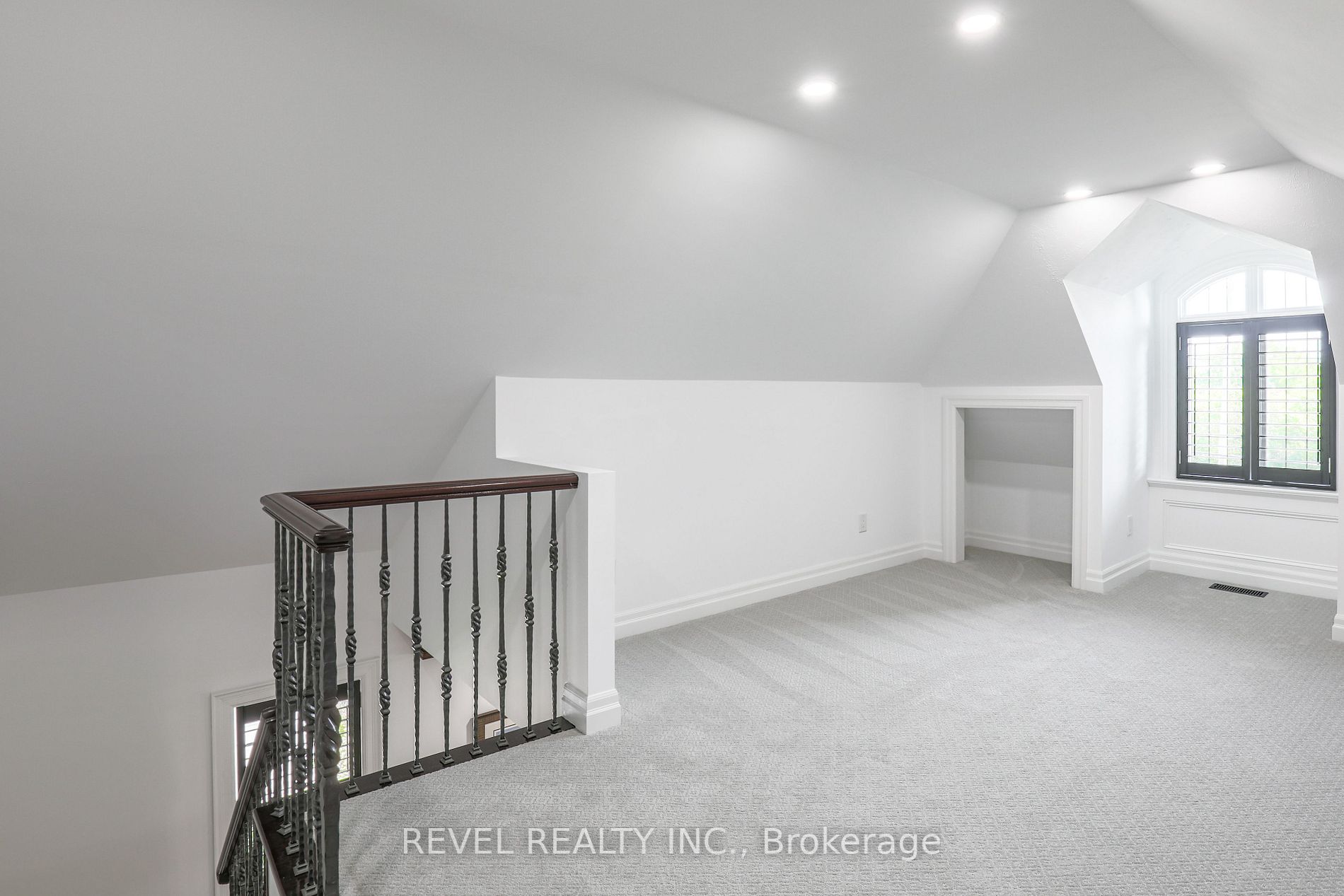 134 Front Street E