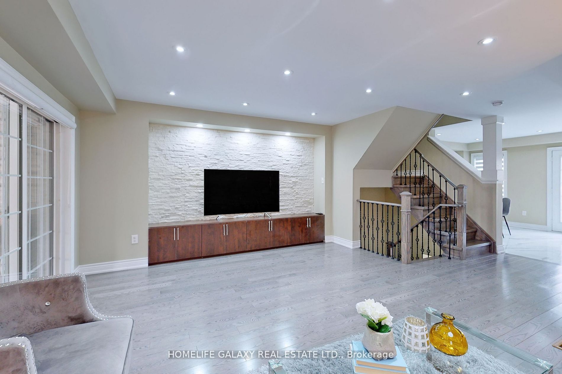 856 Audley Road N