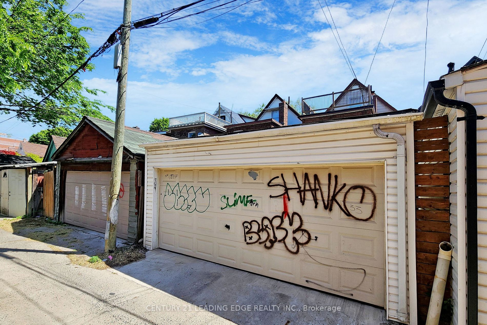 330 Leslie St