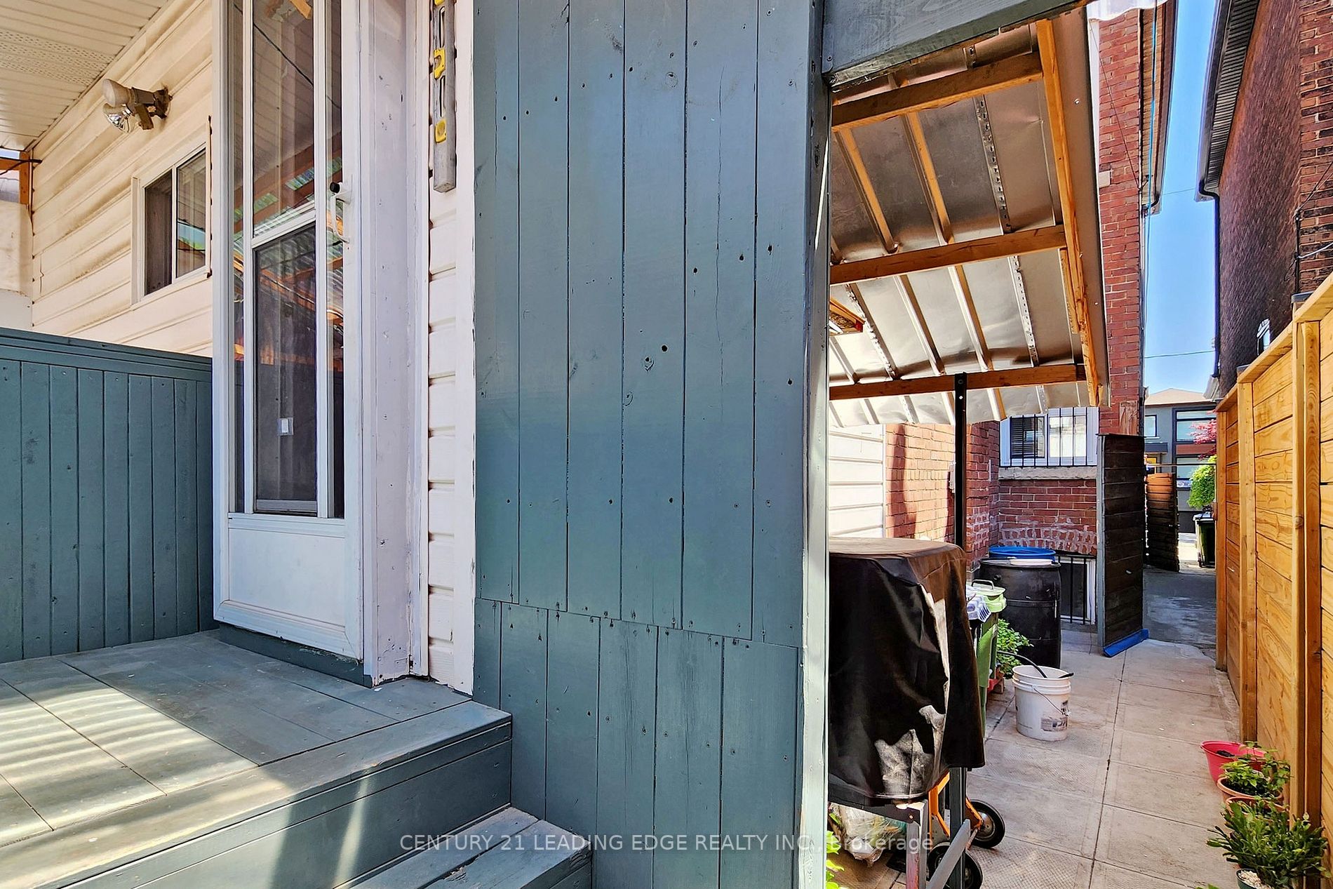 330 Leslie St