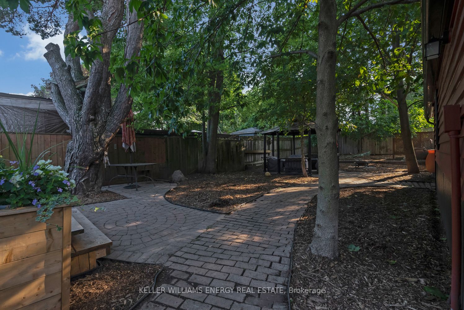 804 Byron St S