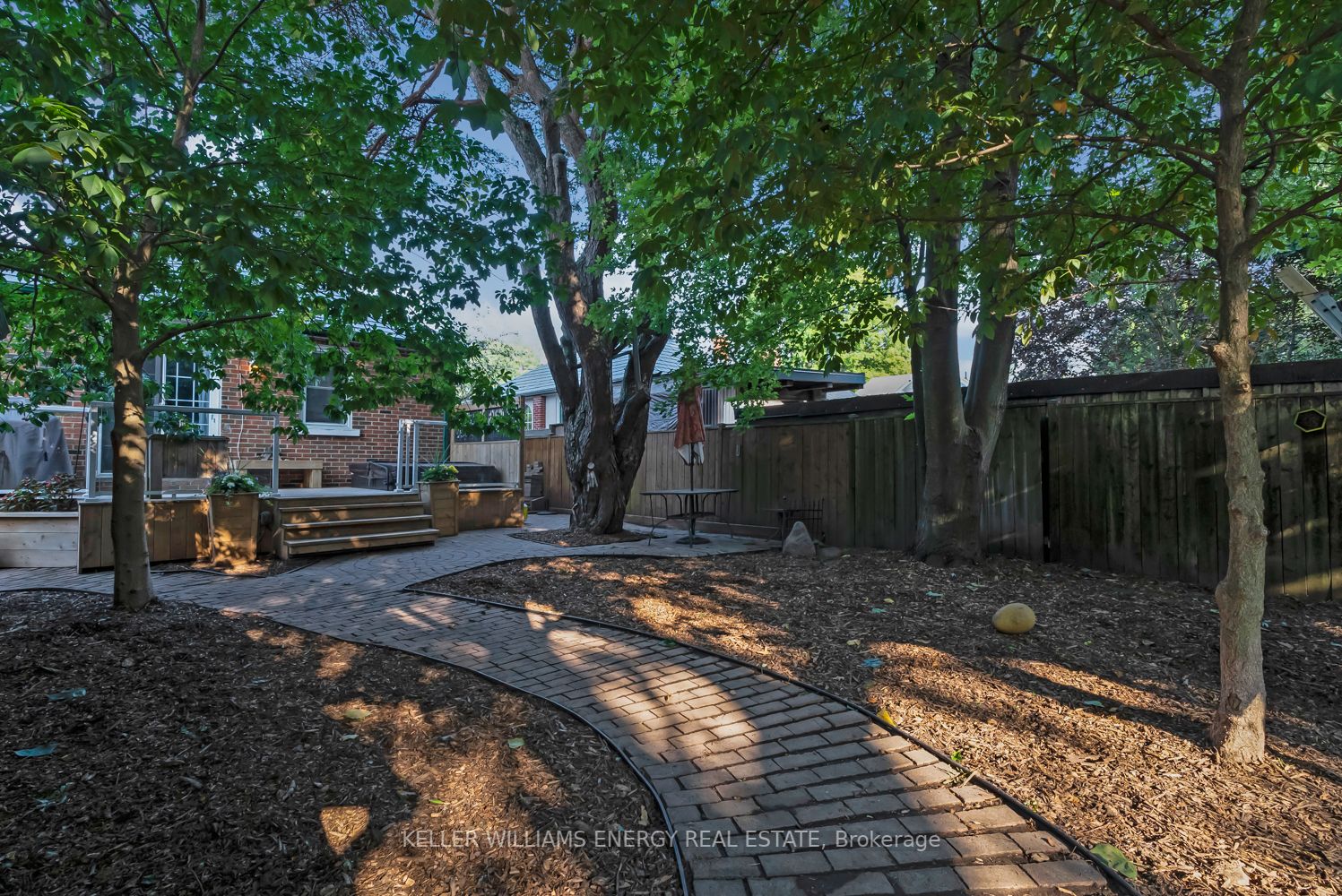 804 Byron St S
