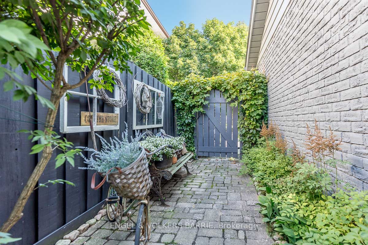 460 Paddington Cres