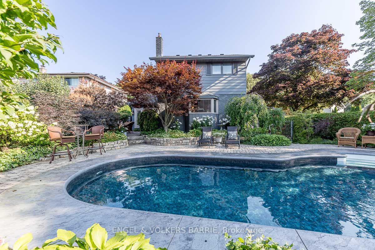 460 Paddington Cres