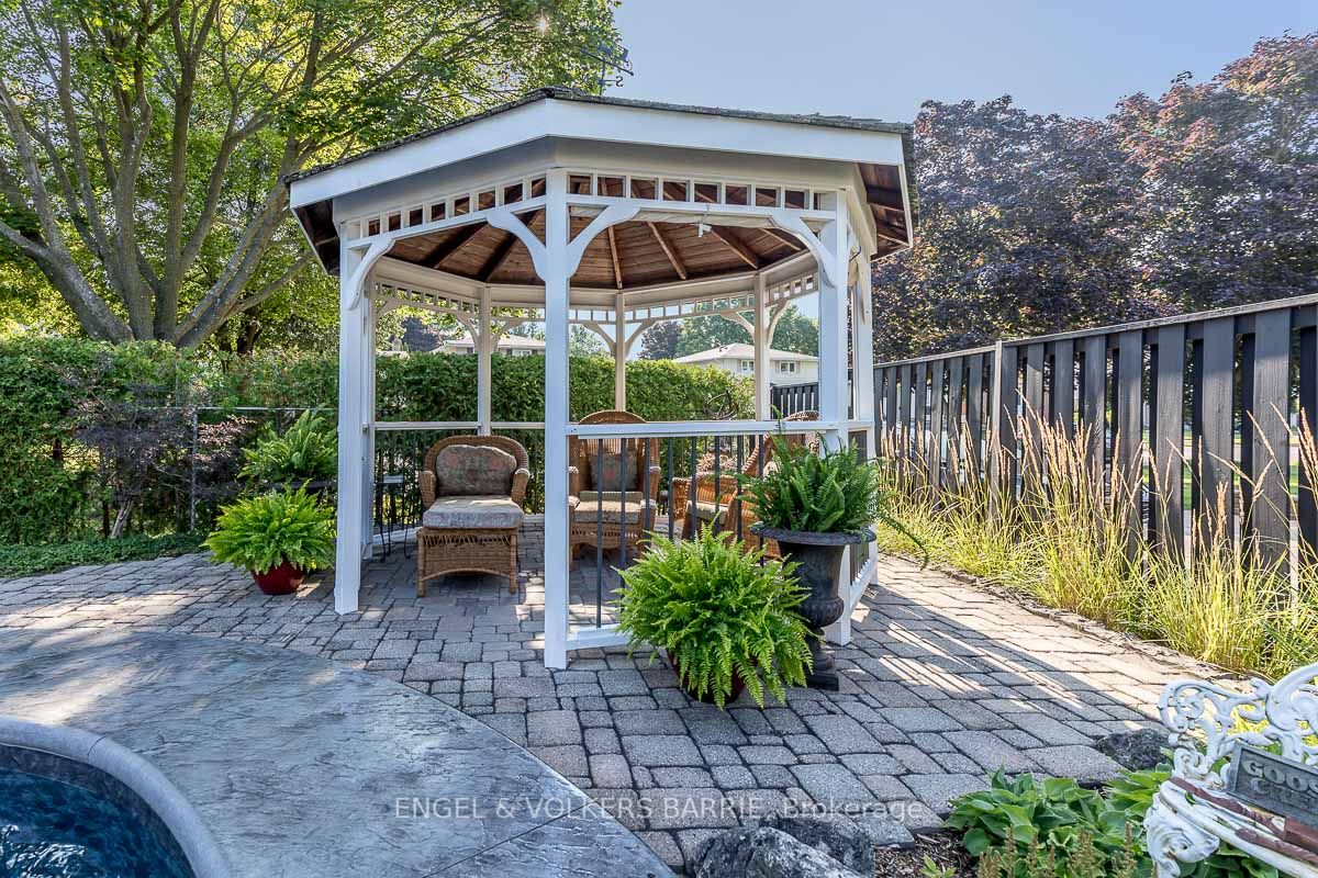 460 Paddington Cres