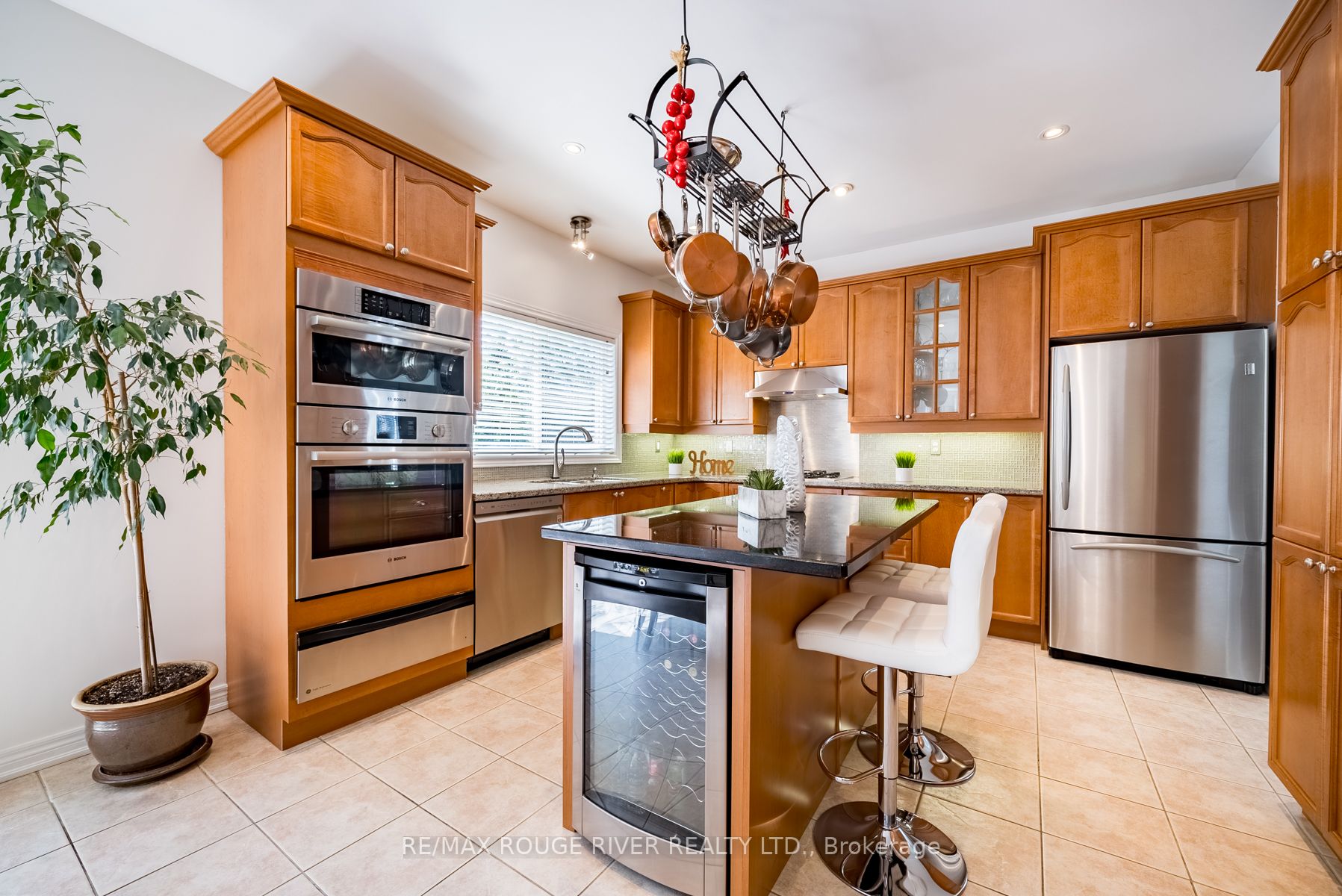 76 Montebello Cres