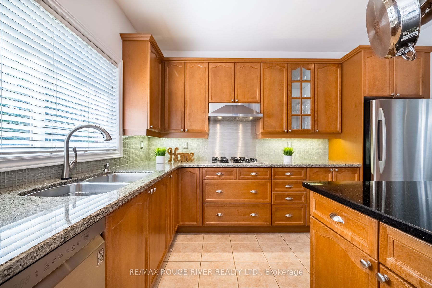 76 Montebello Cres