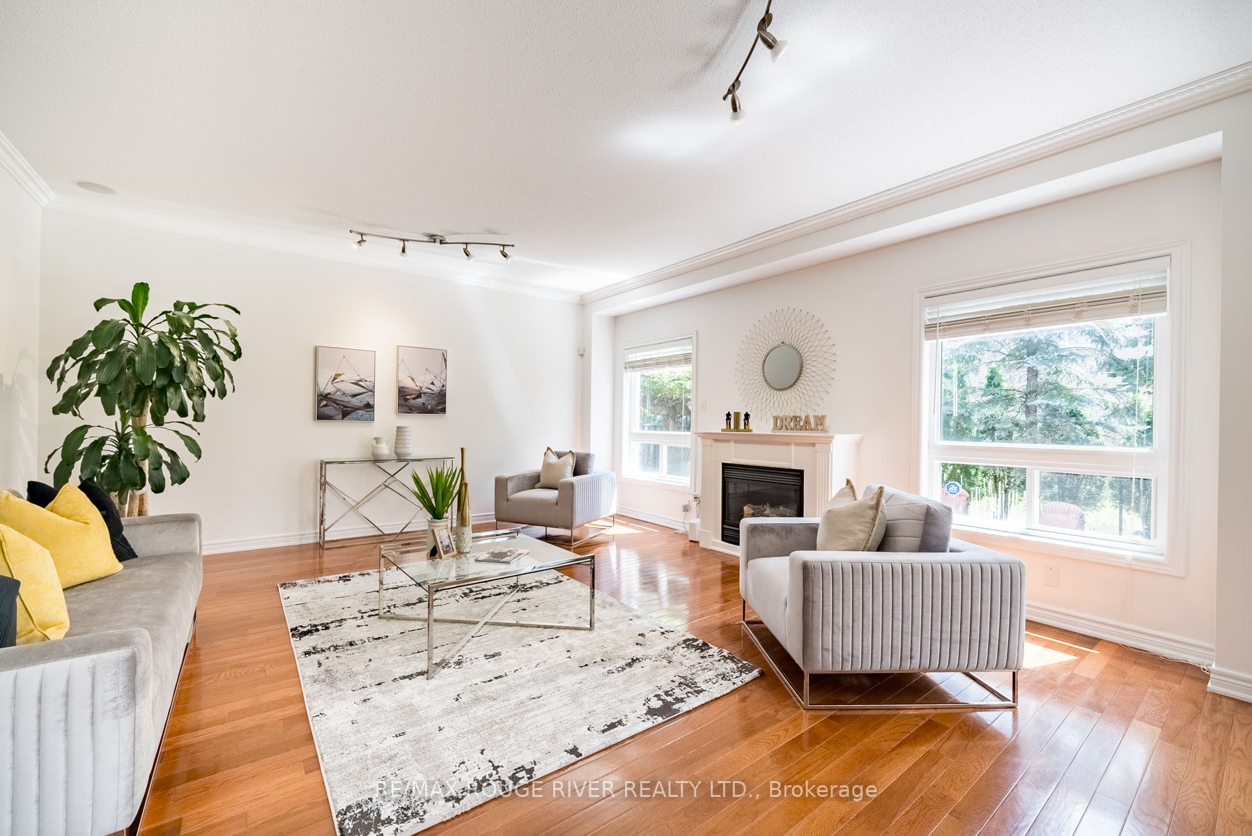 76 Montebello Cres