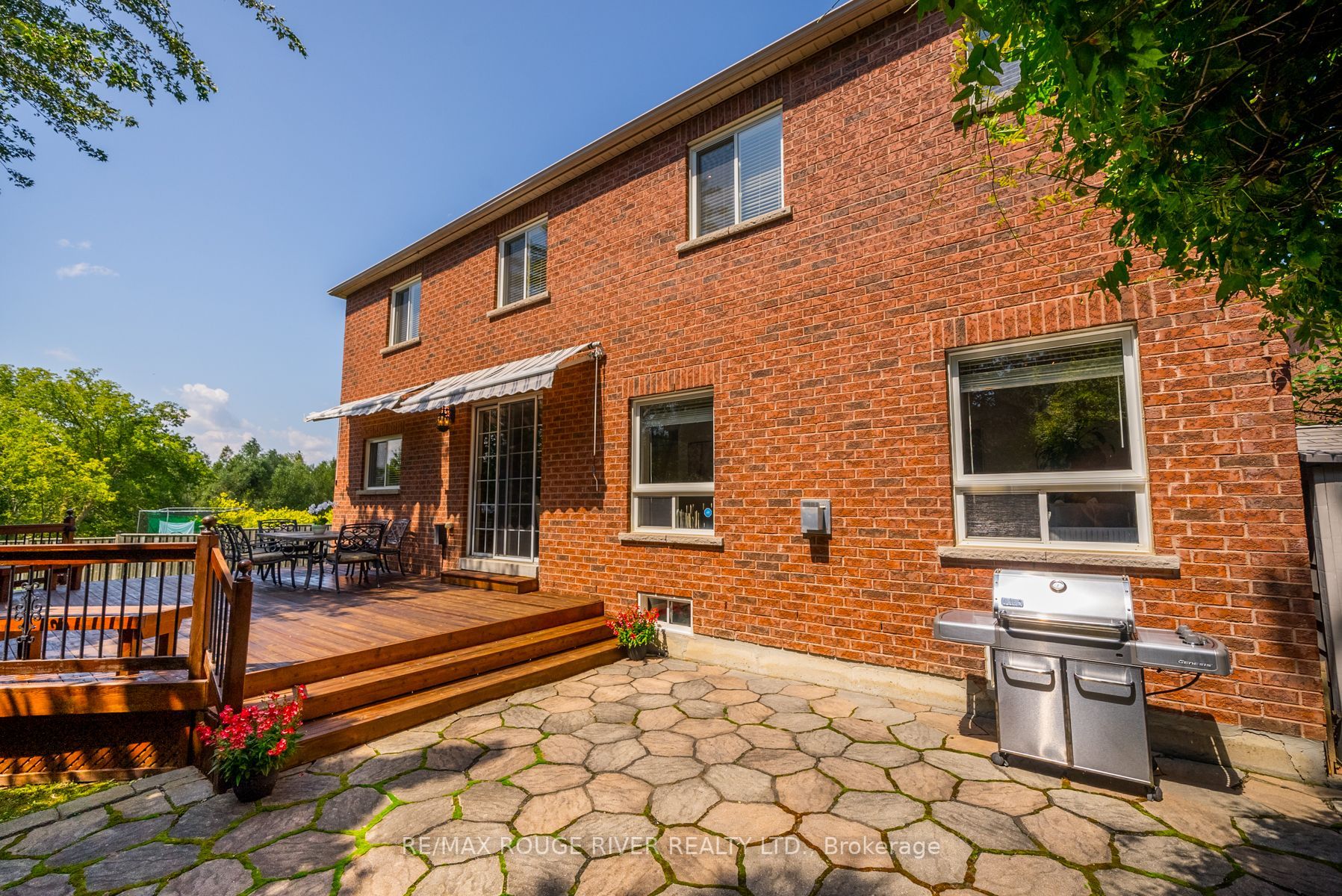76 Montebello Cres