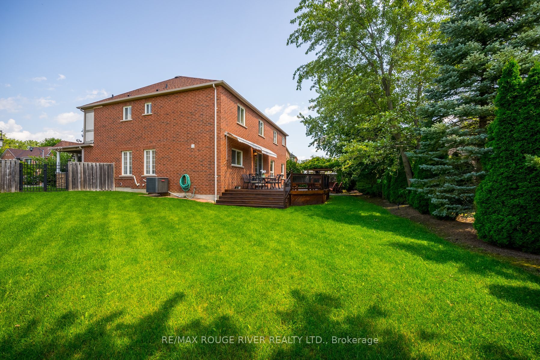 76 Montebello Cres