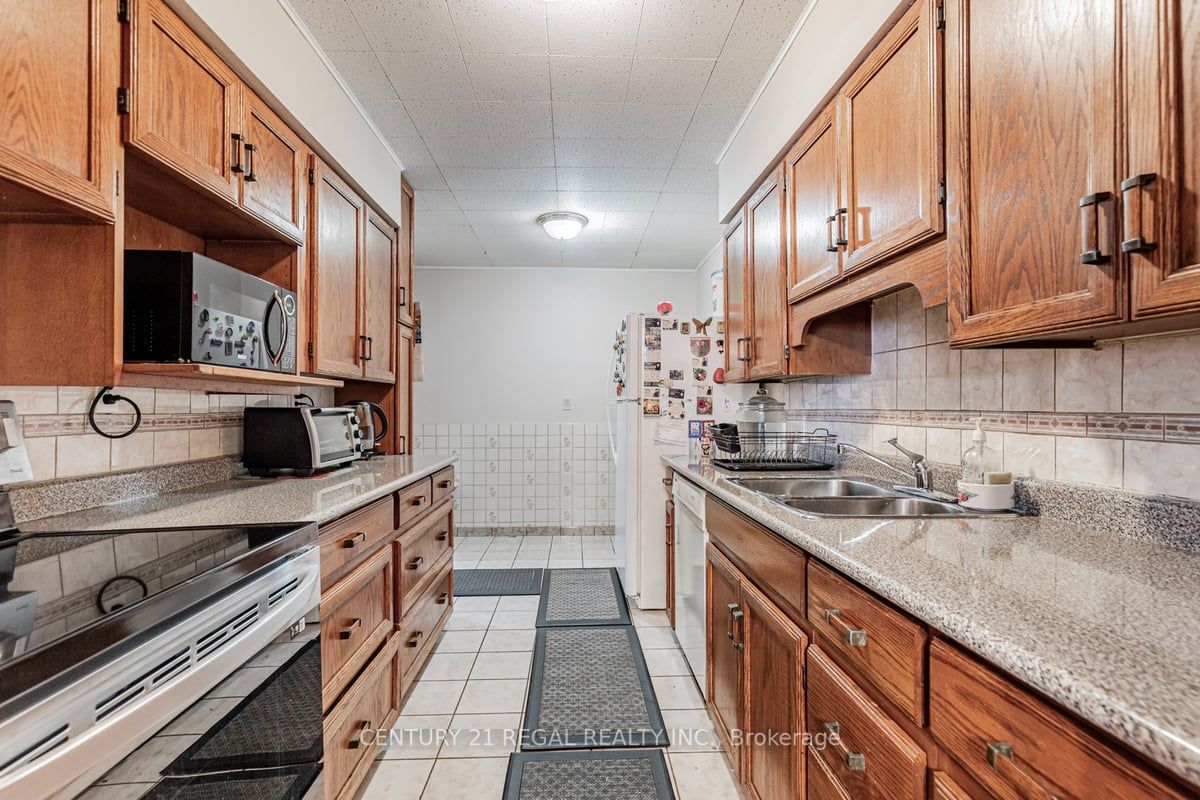 3420 Eglinton Ave E, #205
