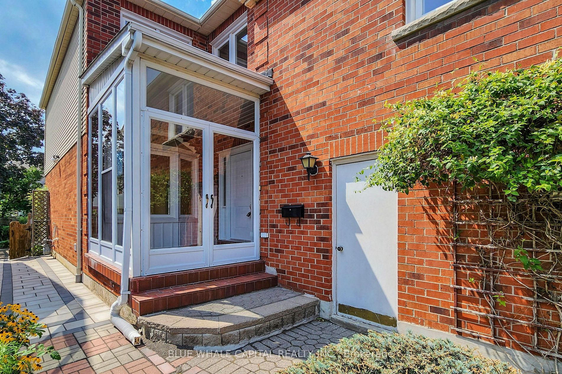 61 Holmbush Cres
